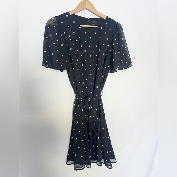Ann Taylor Size M Black and white Floral embroidered shift dress with belt - Picture 4 of 12